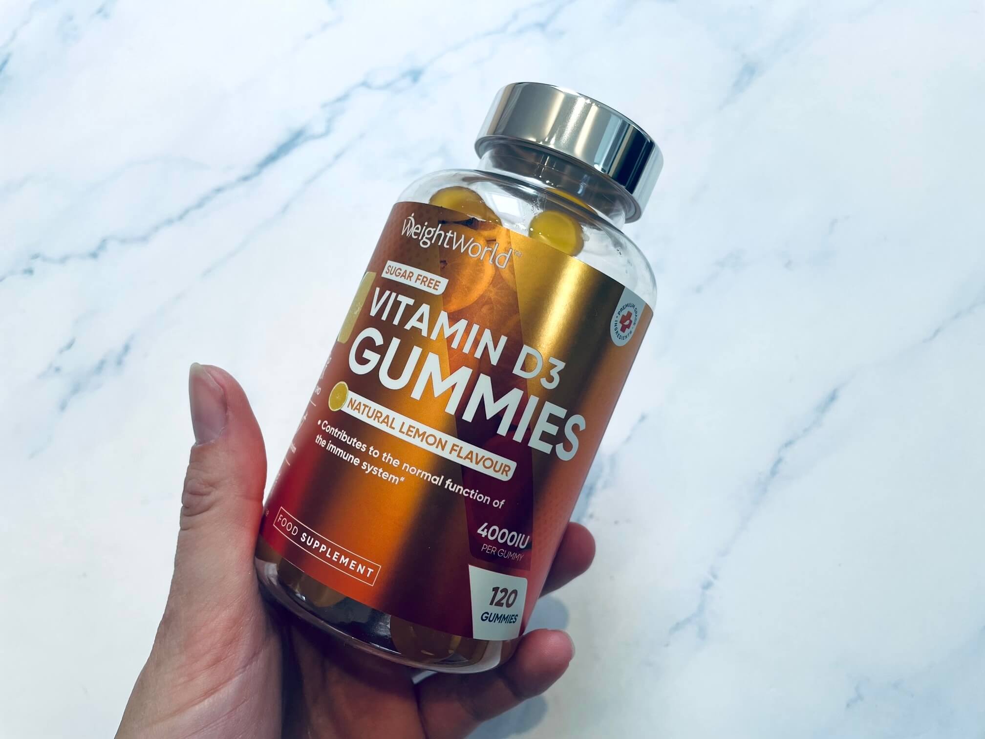Bøtte med D3-Vitamin Gummies i hånd