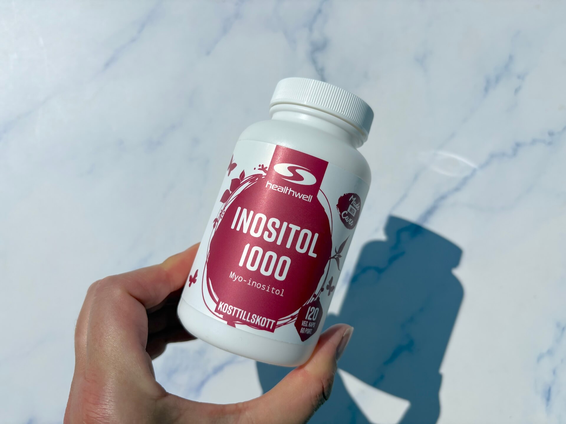Bøtte med Healthwell Inositol 1000 i hånd