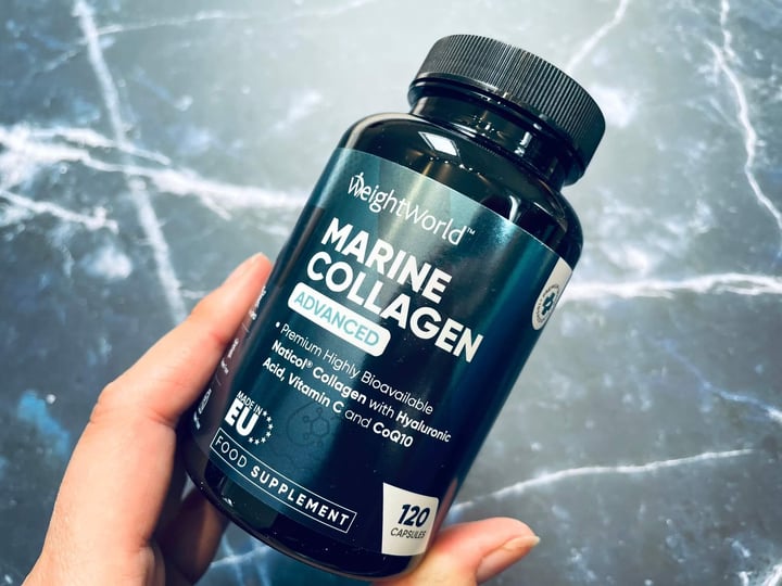 Bøtte med Weightworld Marine Collagen Advanced i hånd