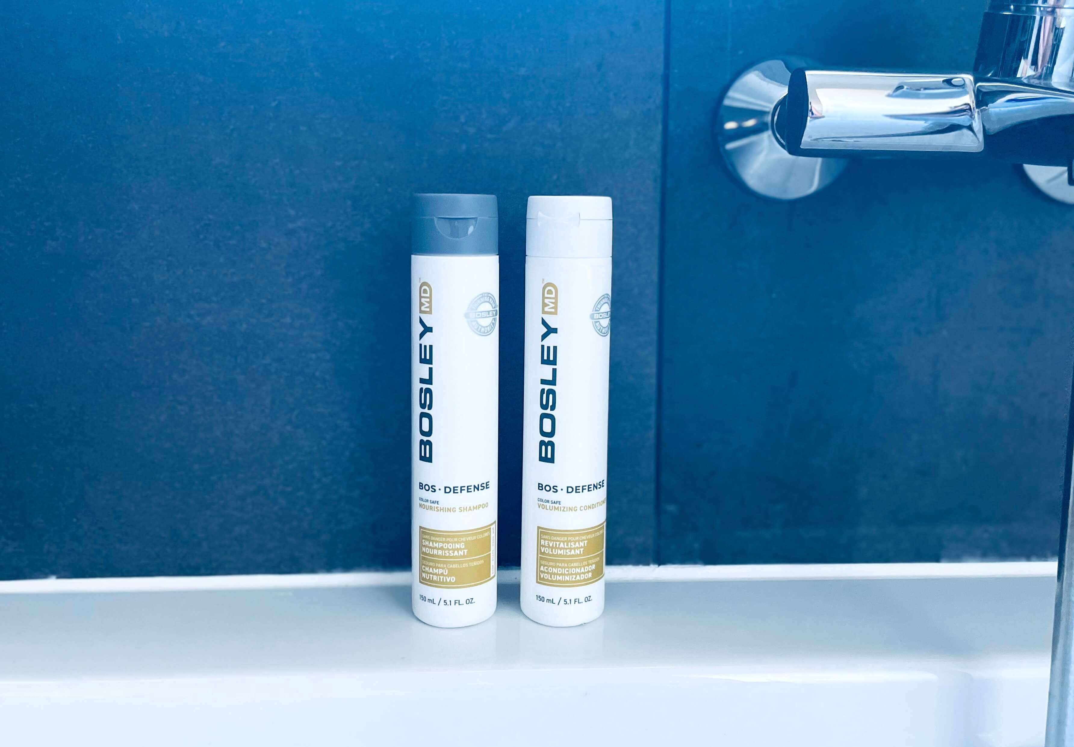 Bosley BosDefense shampoo og conditioner ved badekar