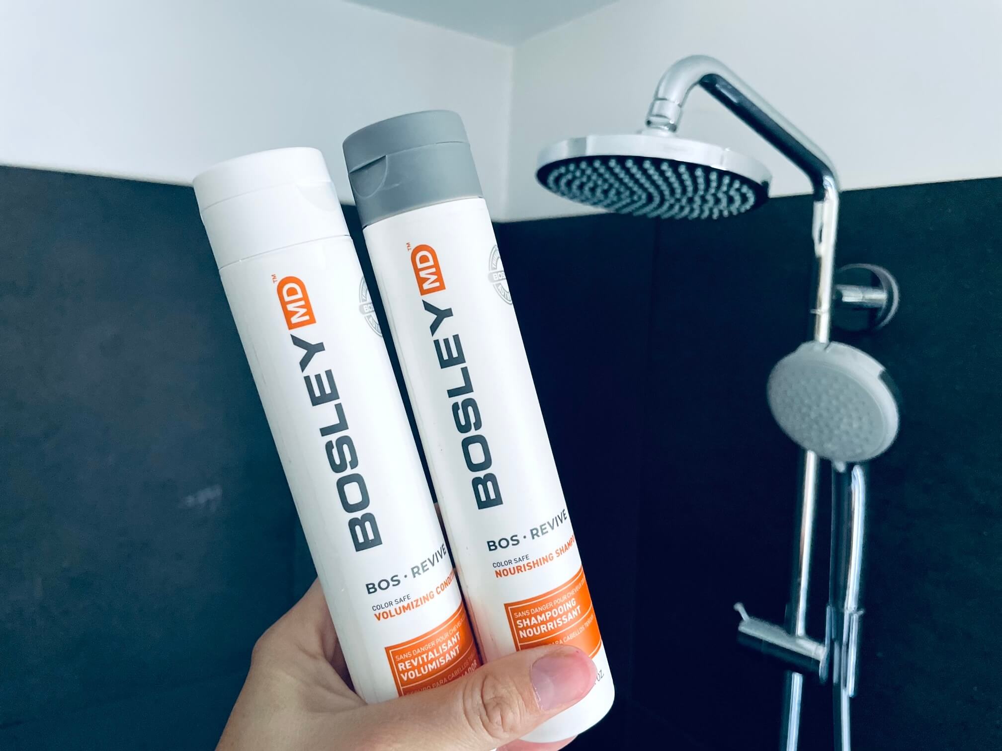 BosleyMD BosRevive shampoo og balsam i hånd ved bruser