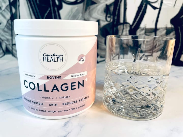 Bovine Collagen+ ved siden af et glas vand