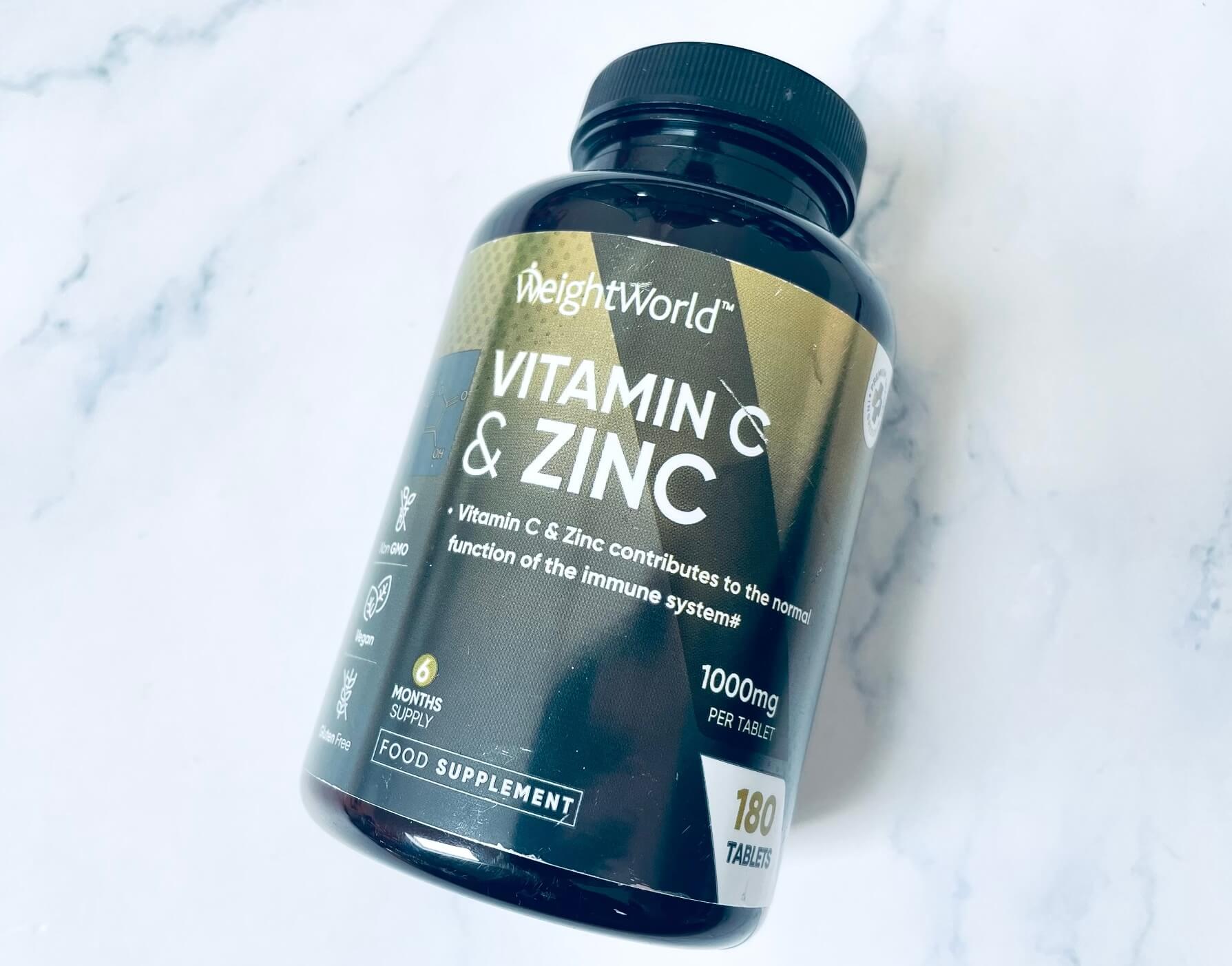 C-Vitamin + Zinktabletter fra Weightworld ligger på bord