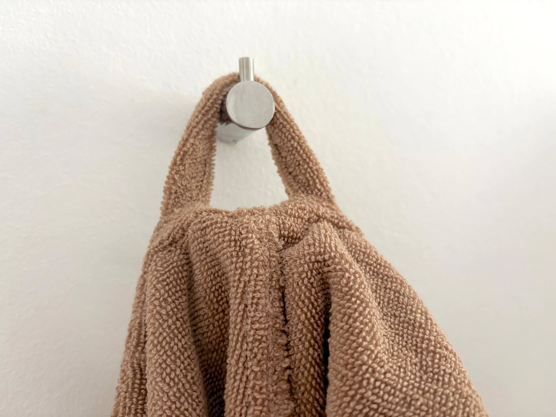 Cana Care Bathrobe (adult) hængt til tørre