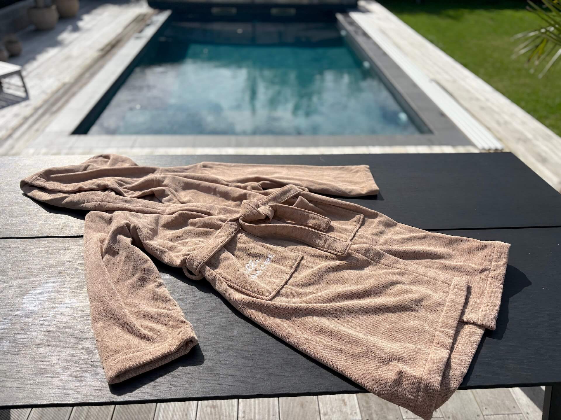 Cana Care Bathrobe (adult) på bord