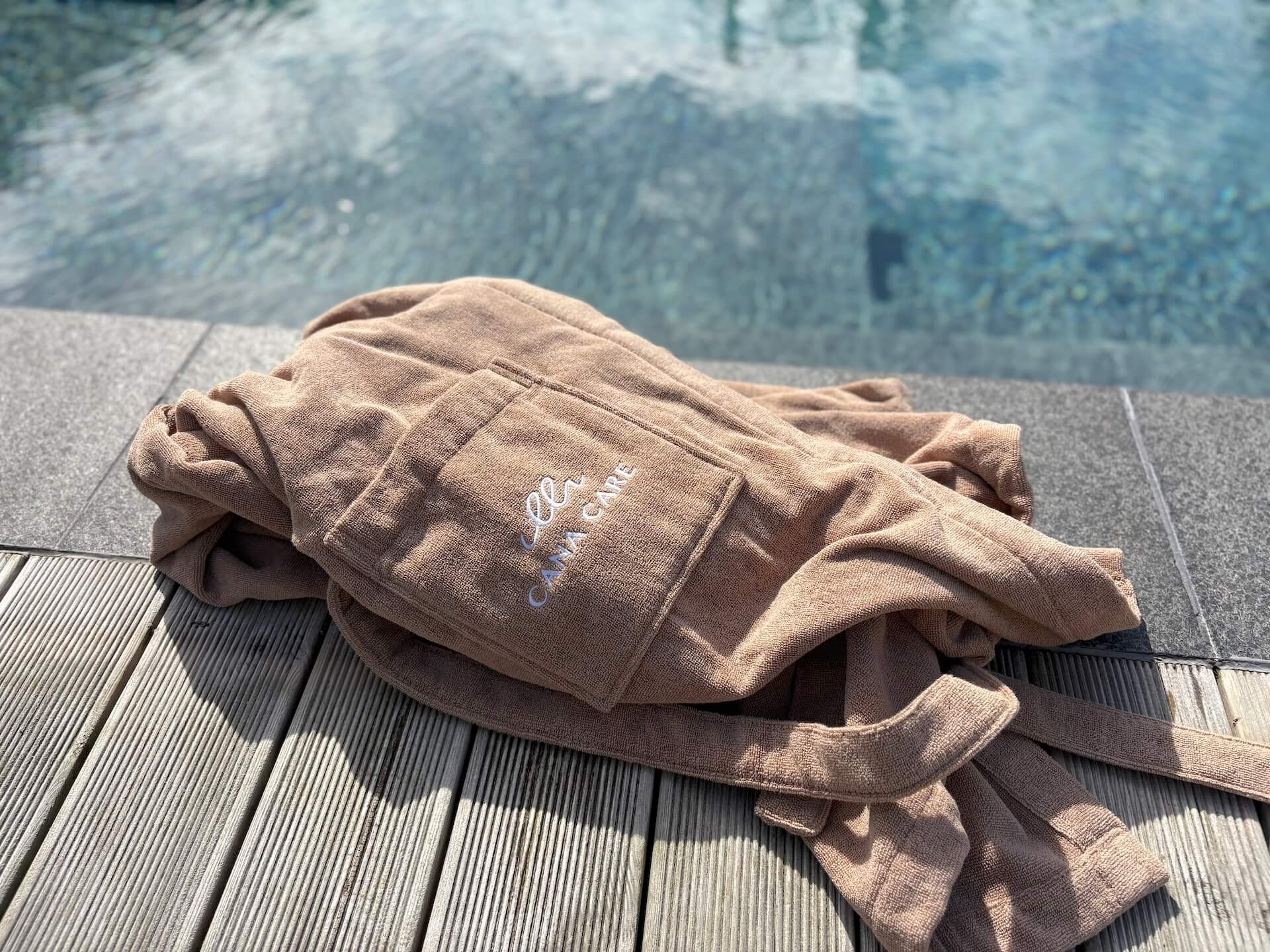 Cana Care Bathrobe (adult) på poolkant