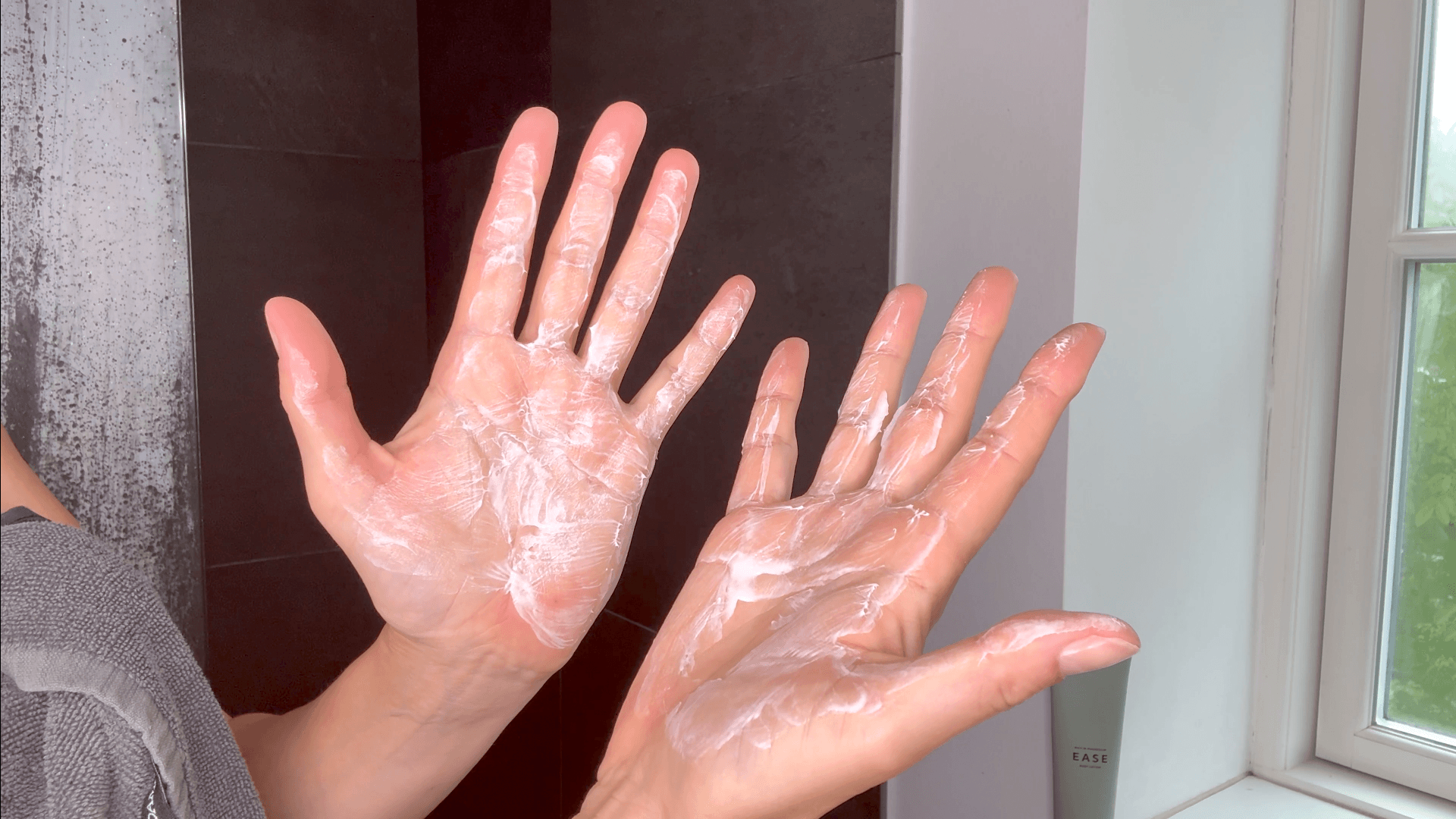 Cana Care EASE body lotion på håndflader
