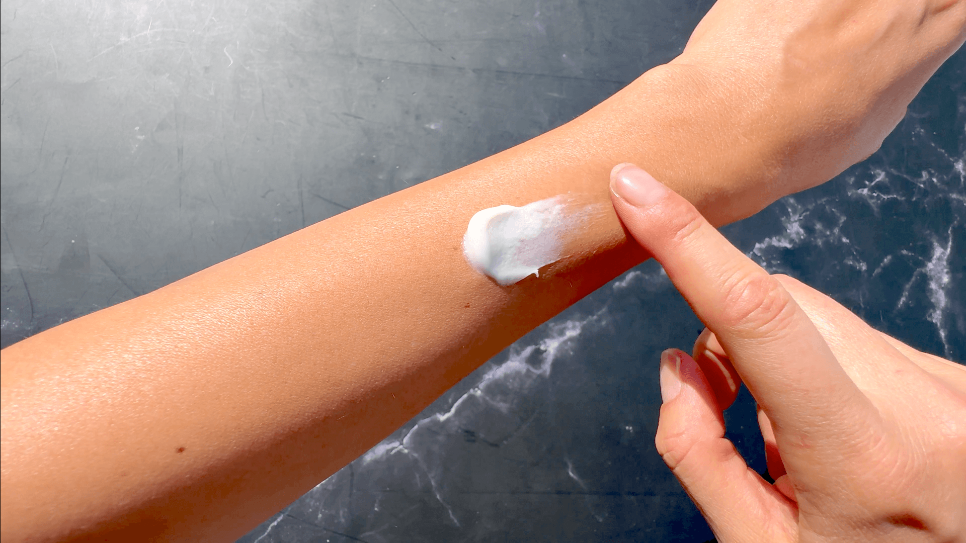 Cana Care EASE body lotion smurt ud på arm