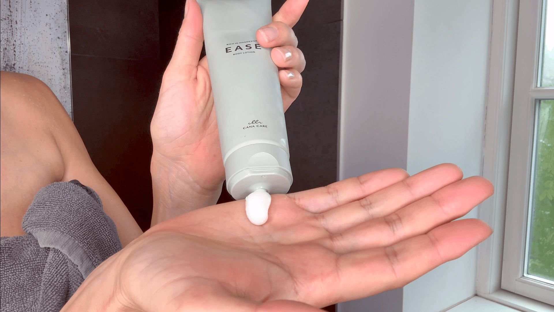 Cana Care EASE body lotion trykket ud i hånd