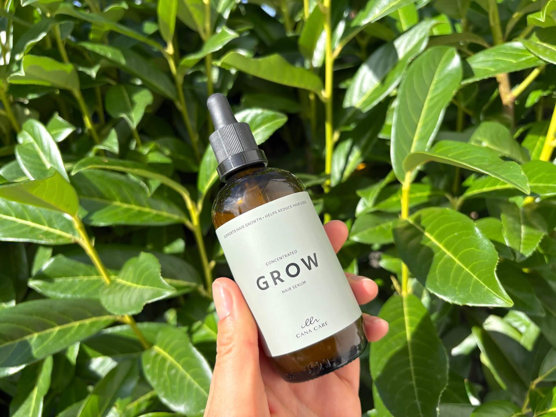 Cana Care GROW hårvækstserum i hånd