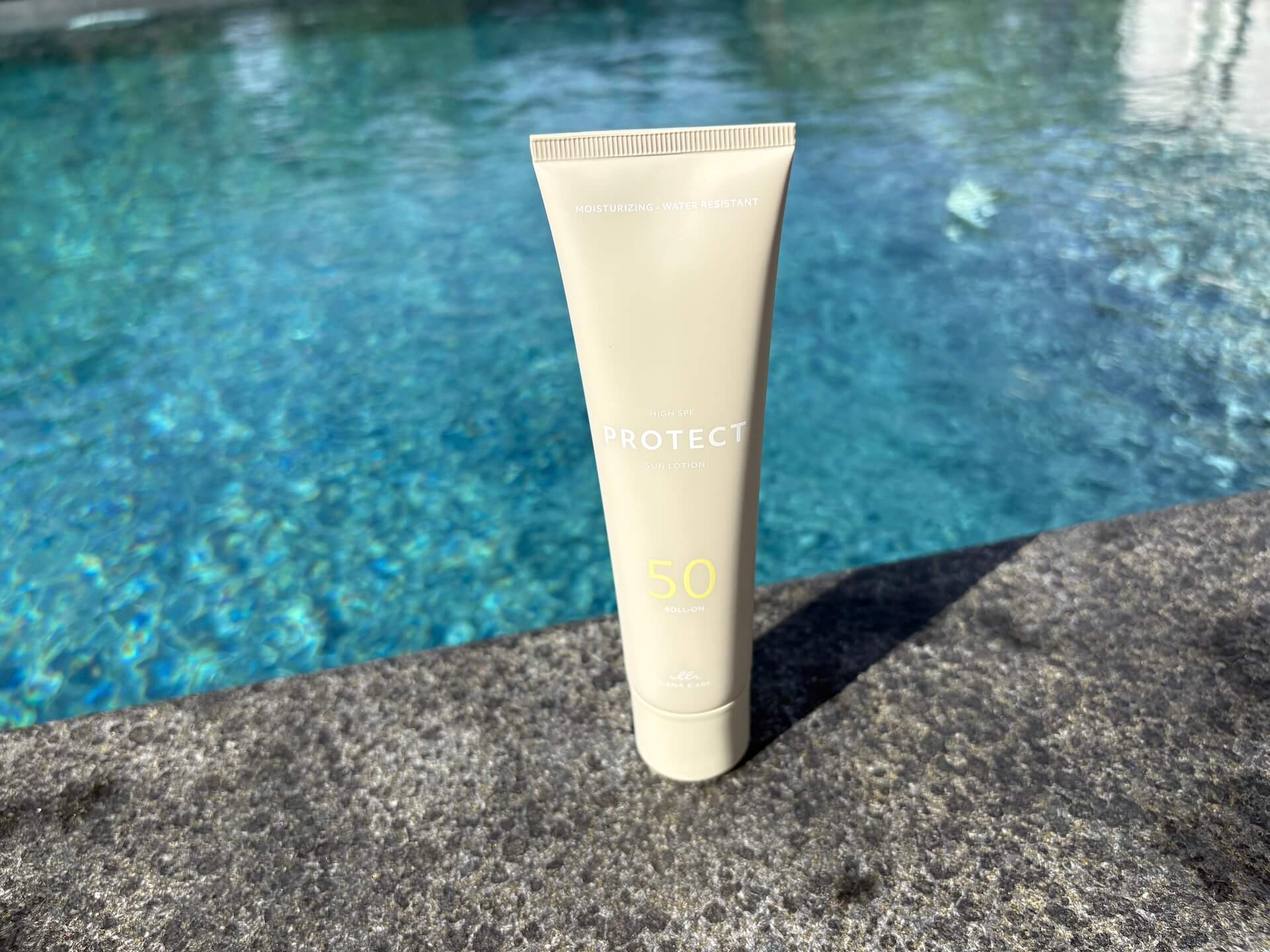Cana Care PROTECT Sun Lotion SPF 50 roll-on på poolkant