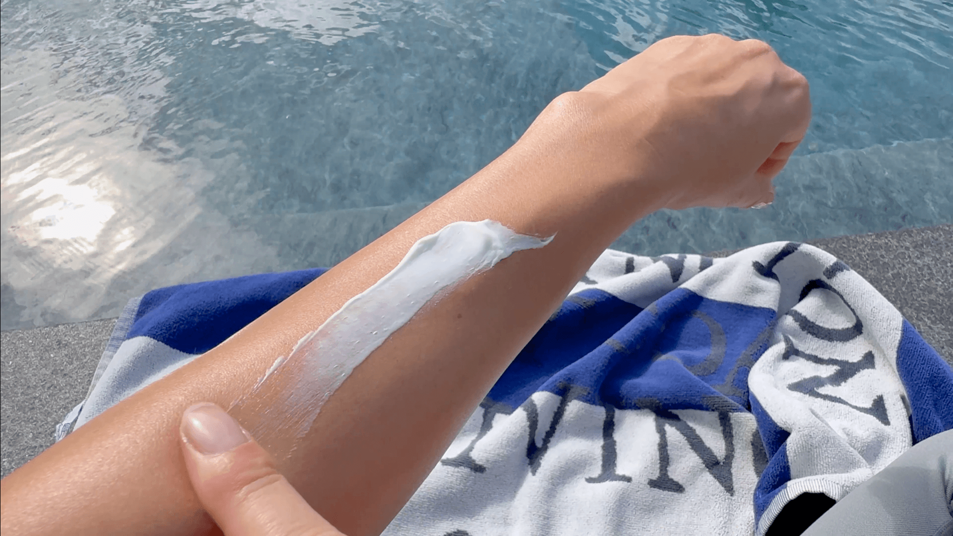 Cana Care PROTECT Sun Lotion SPF30 smøres ud på arm
