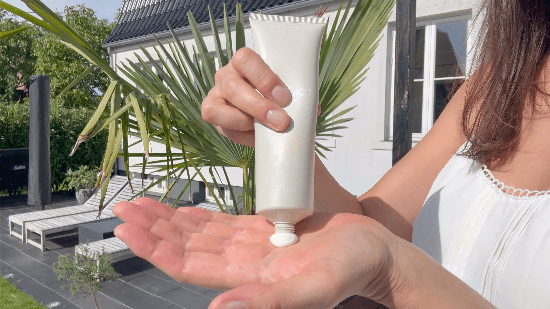 Cana Care PROTECT Sun Lotion SPF30 trykkes ud i hånd