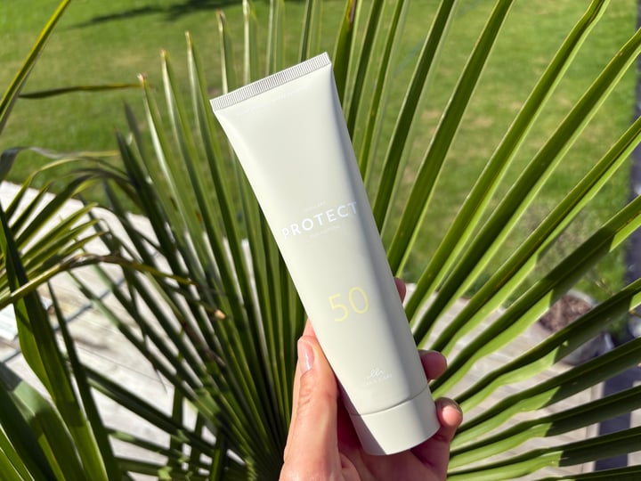 Cana Care PROTECT Sun Lotion SPF50 i hånd over palme