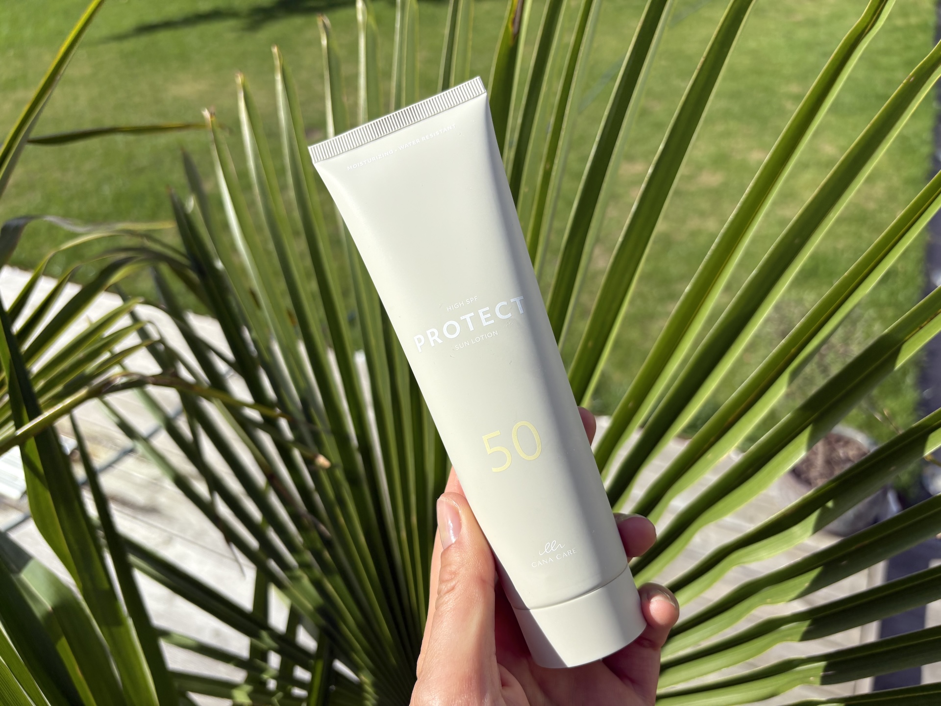 Cana Care PROTECT Sun Lotion SPF50 i hånd over palme