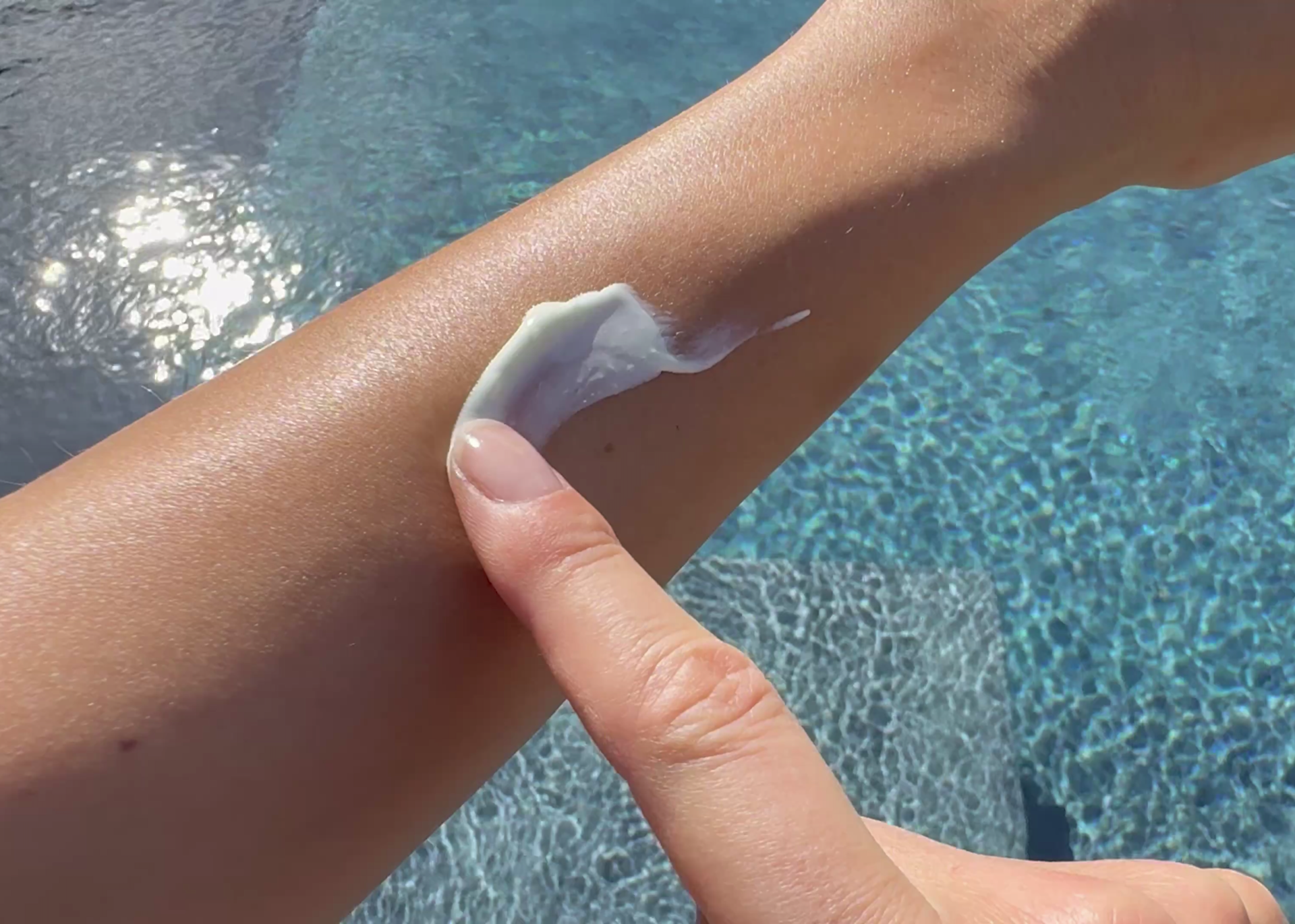 Cana Care PROTECT Sun Lotion SPF50 smøres ud på arm