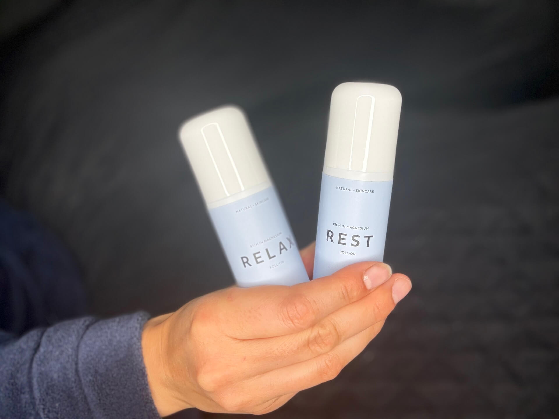 Cana Care RELAX roll-on og REST i hånd