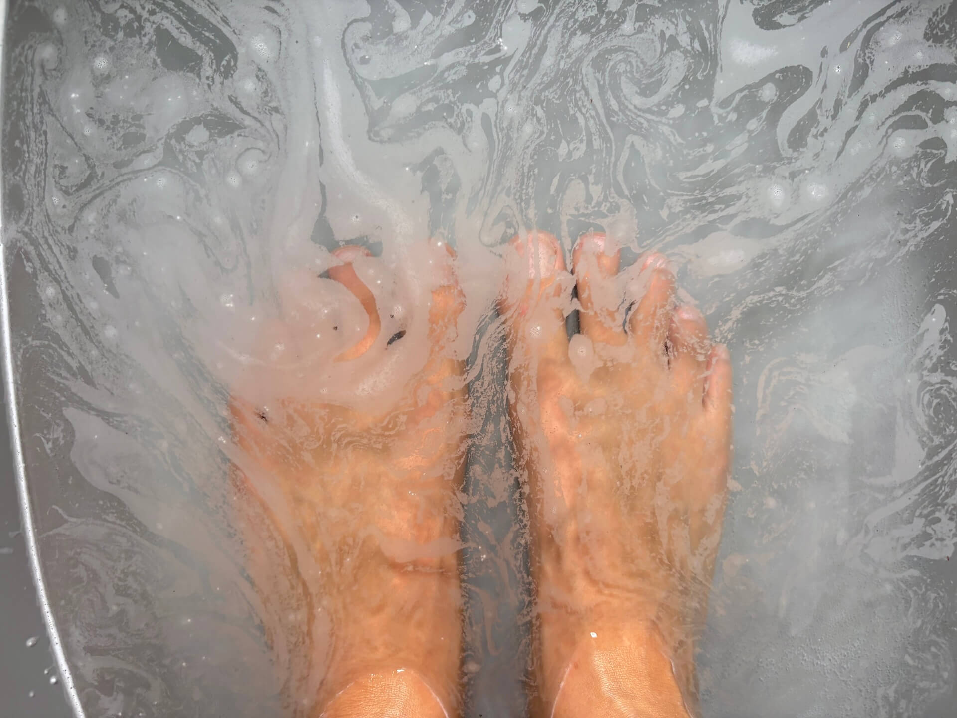 Cana Care RELIEF Bath Salt opløst i fodbad