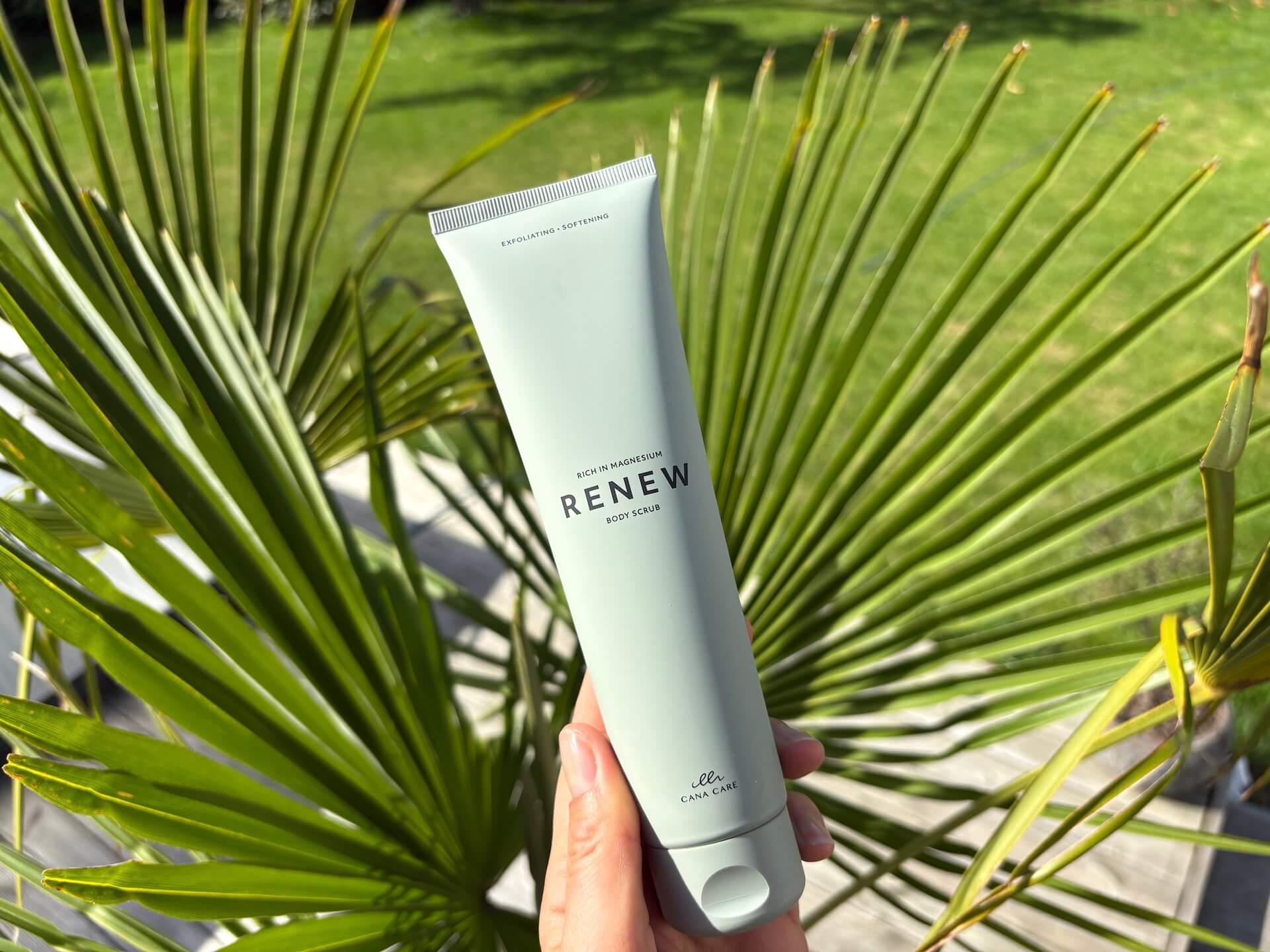 Cana Care RENEW body scrub i hånd