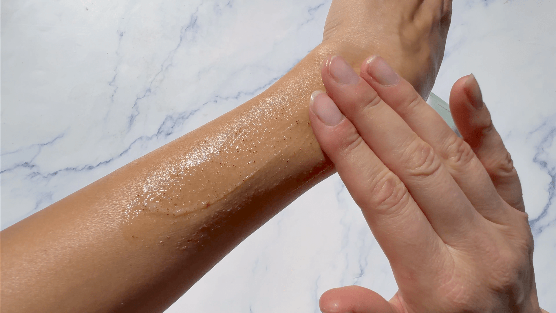 Cana Care RENEW bodyscrub smurt ud på arm