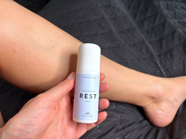 Cana Care REST roll-on i hånd foran ben