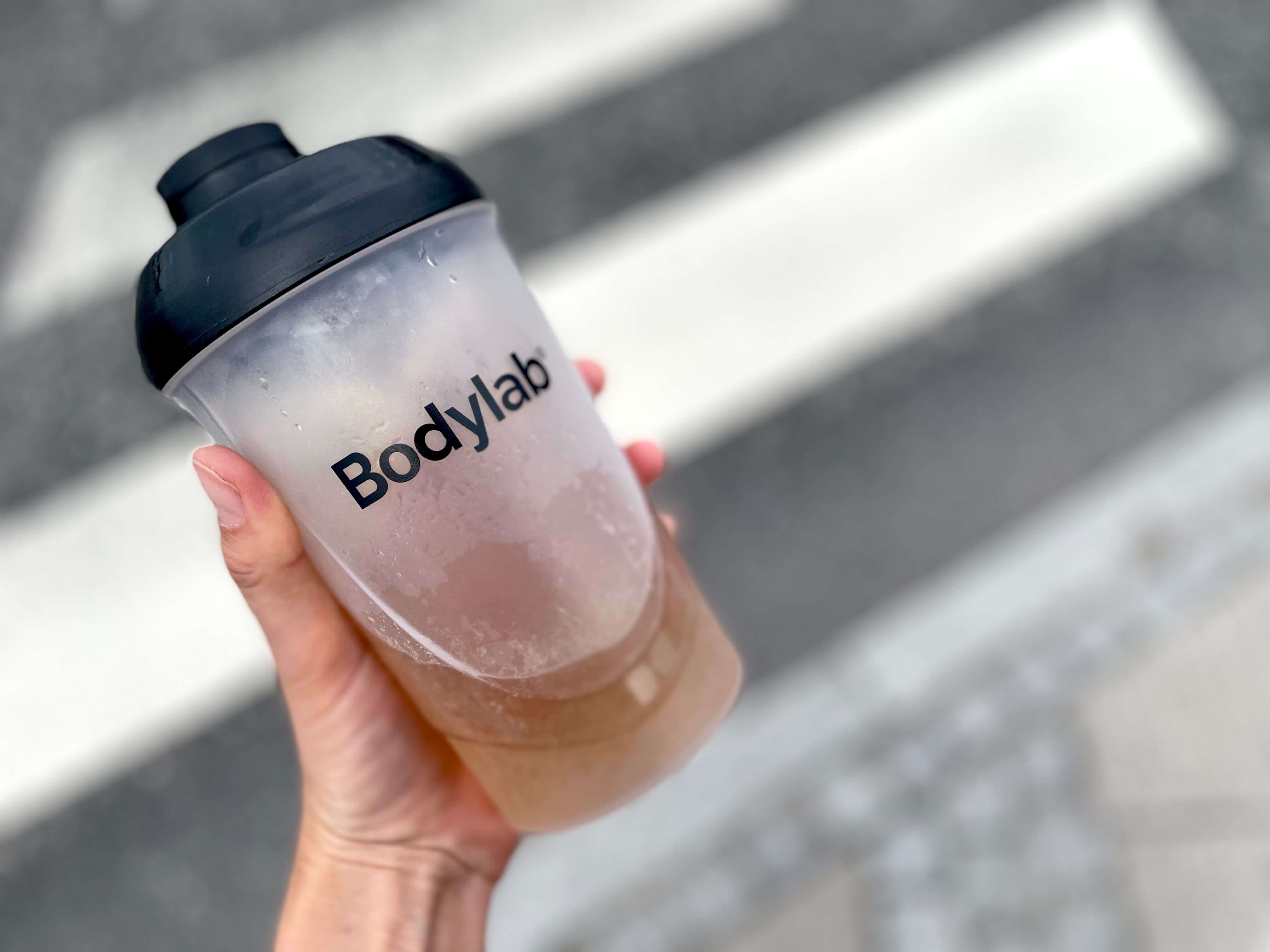 Carbo Fuel fra Bodylab i hånd udenfor