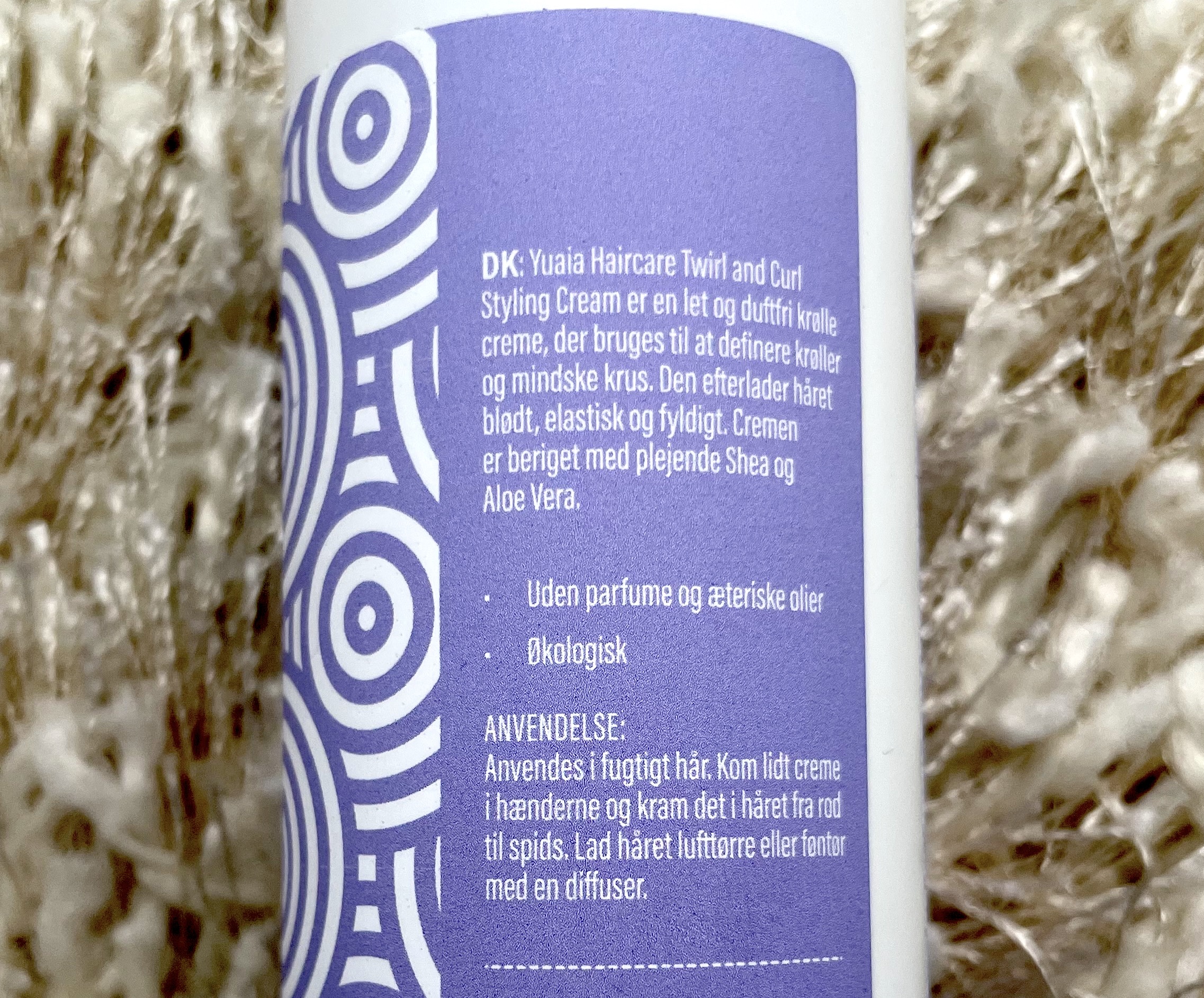 Close op af bagside på Yuaia Haircare krøllecreme