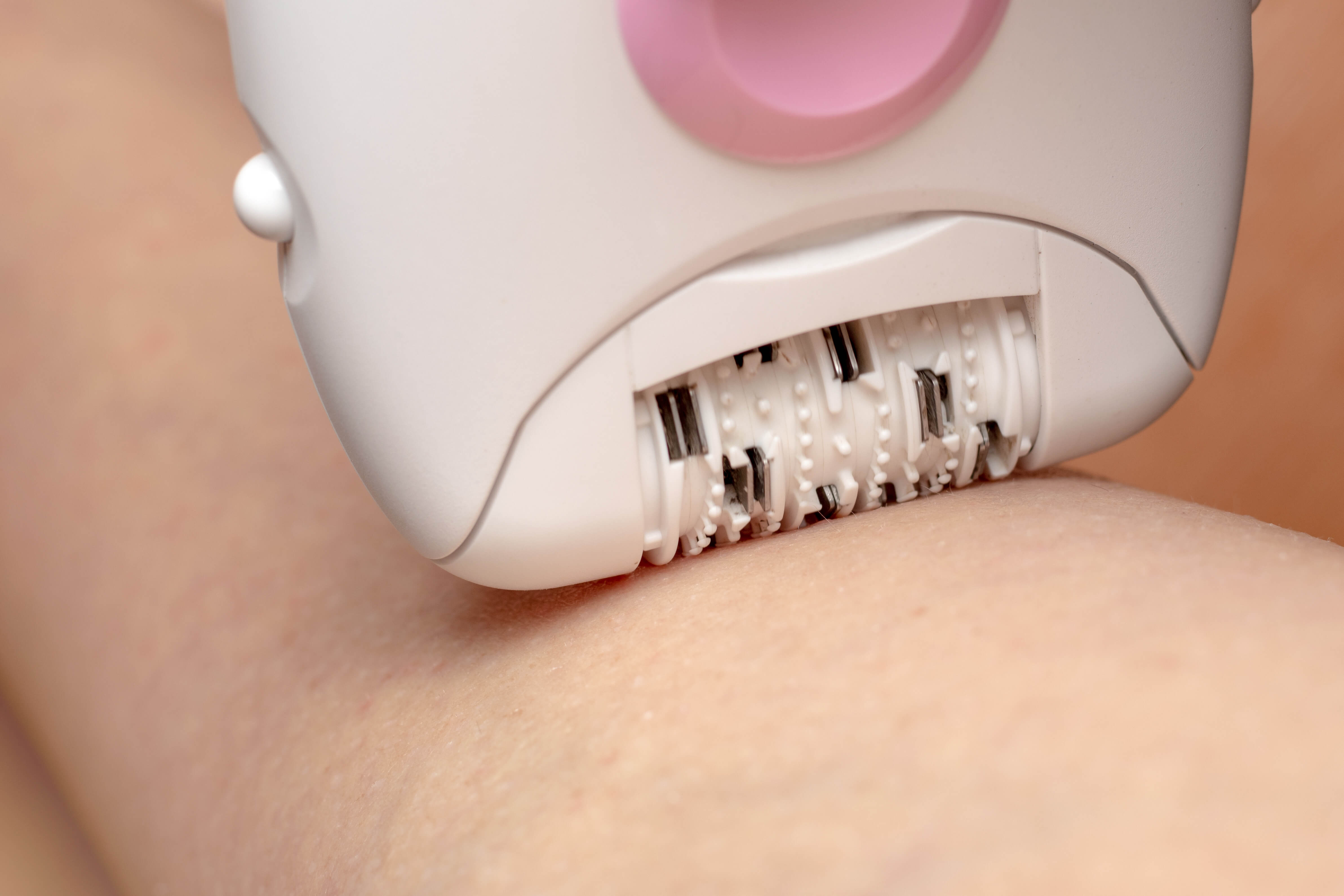 Close up af epilator med små pincetter der trækker hår ud