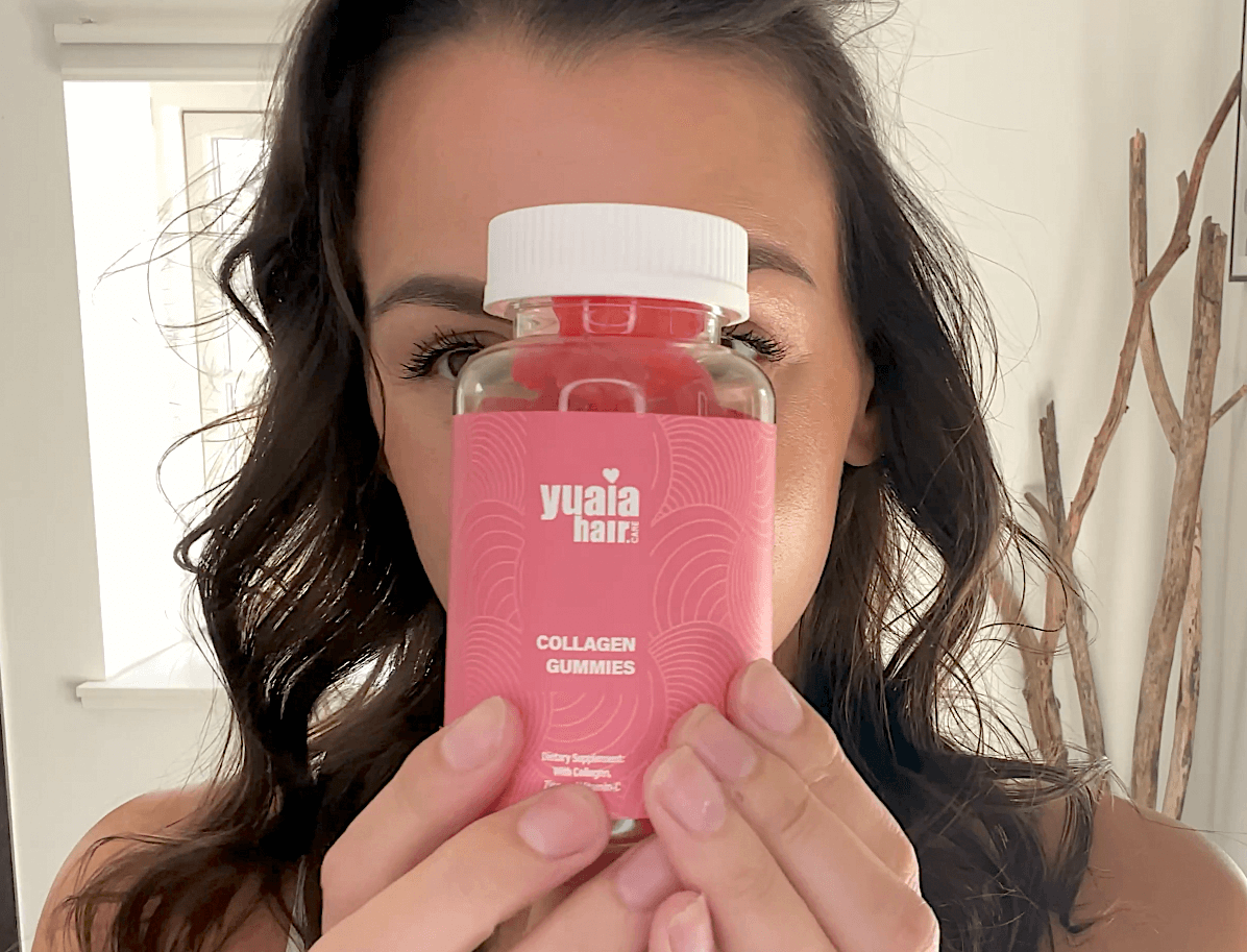 Collagen gummies i bøtte foran kvinde
