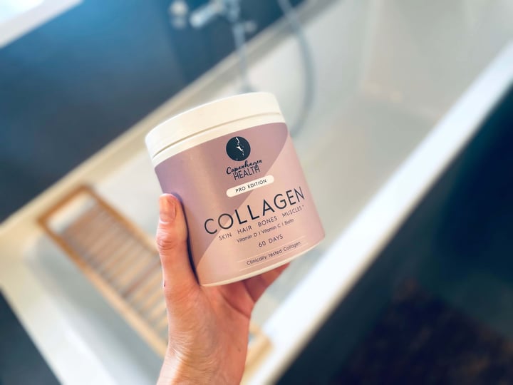 Collagen Pro Edition fra Copenhagen Health i hånd på badeværelse