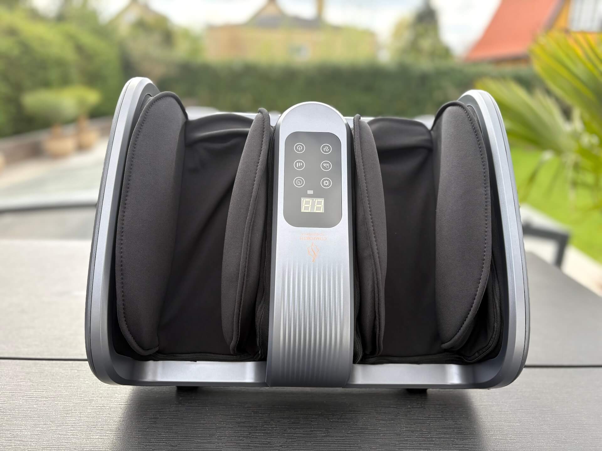 Comforth Footcare Pro stående på havebord