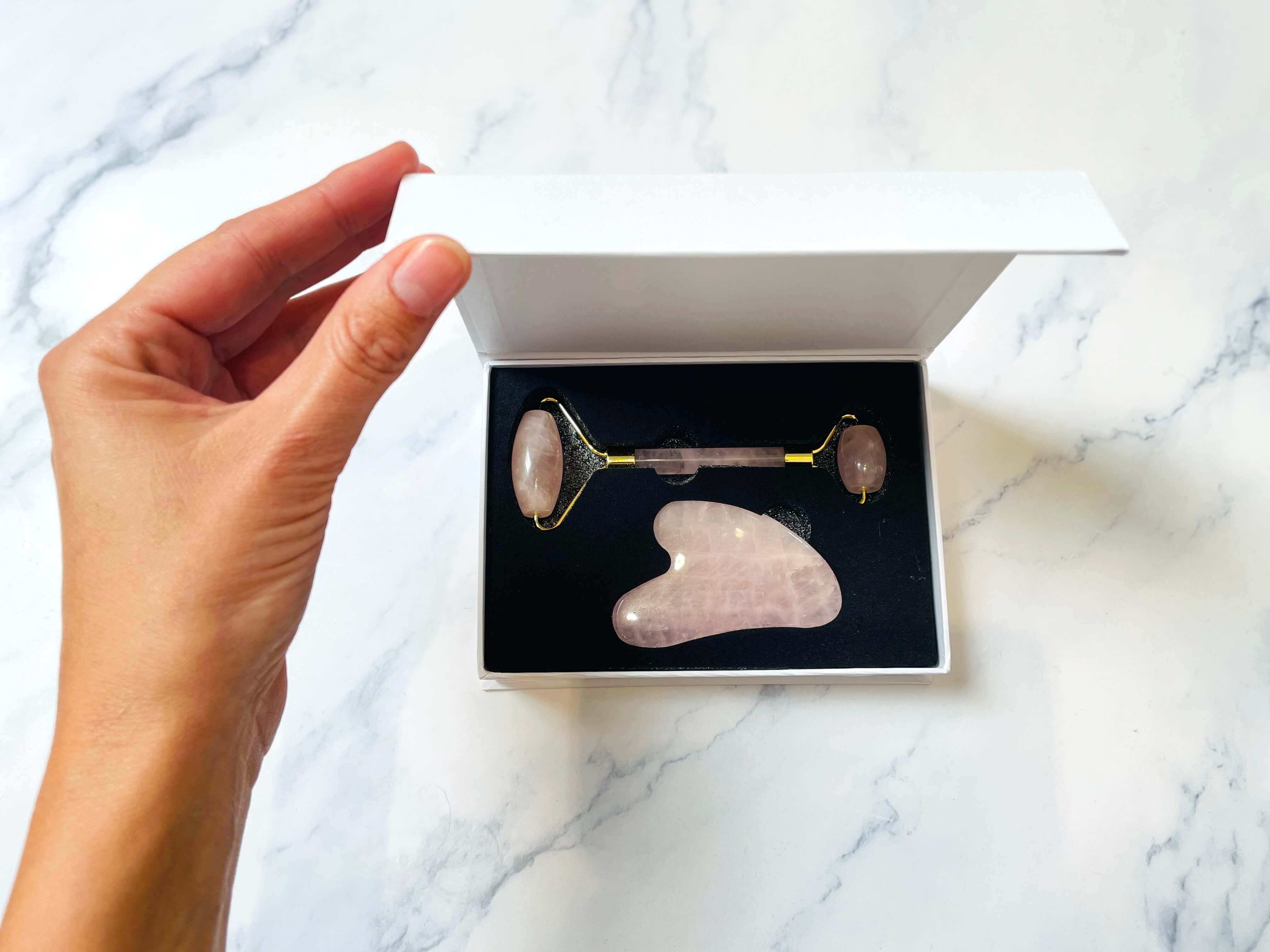 Comforth gua sha sæt med ansigtsruller åbnes