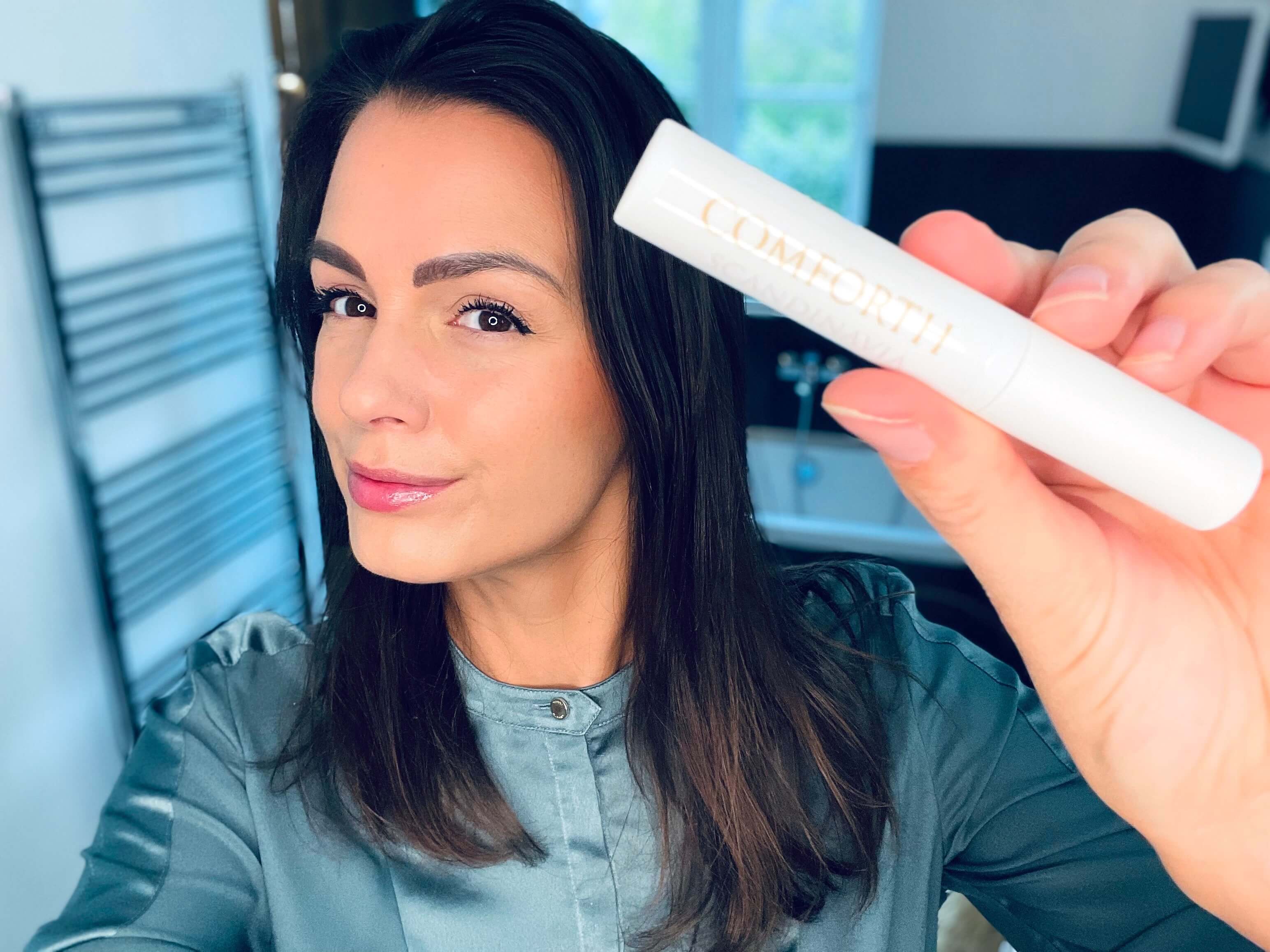 Comforth Lash & Brow Growth Serum i kvindes hånd