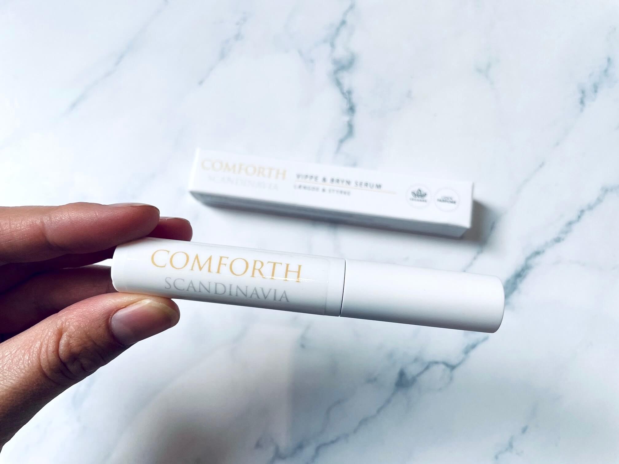 Comforth Lash & Brow Growth Serum med pakke i baggrunden