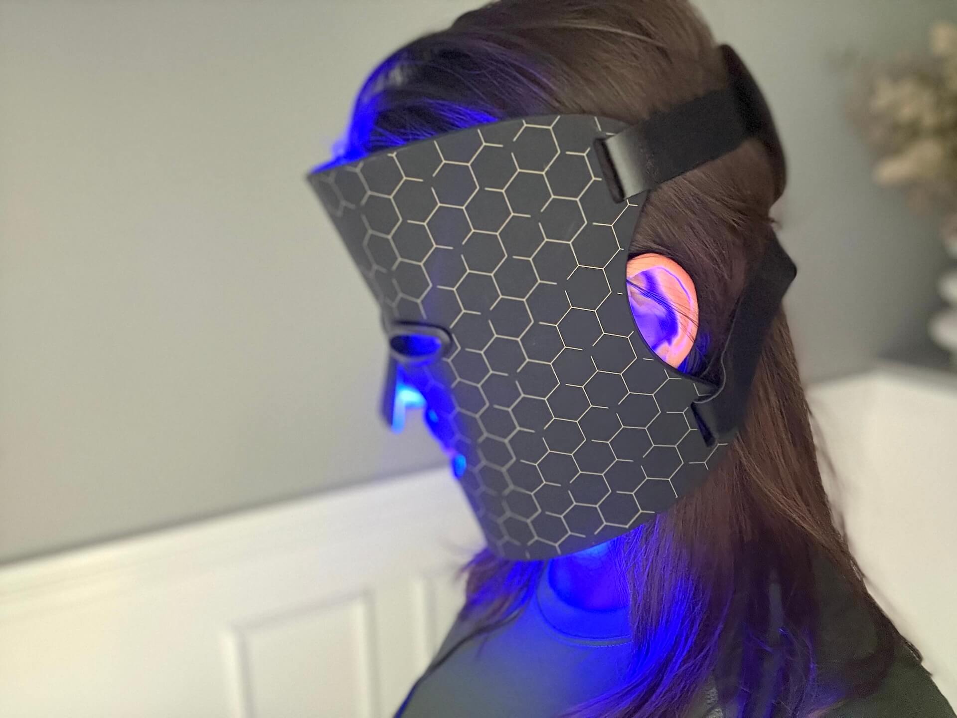 Comforth Light Pro led maske fra siden på ansigt