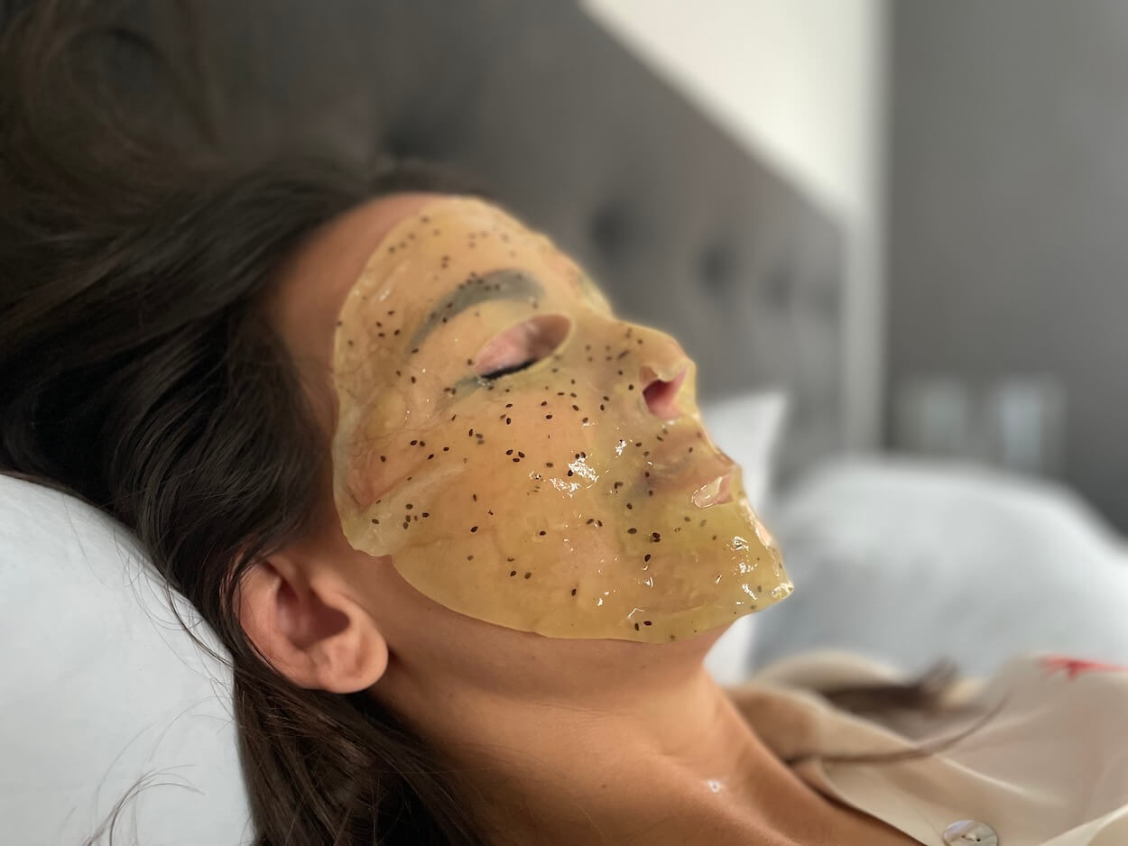 Comforth Mask Machine ansigtsmaskemaskine hvor masken er på en kvinde