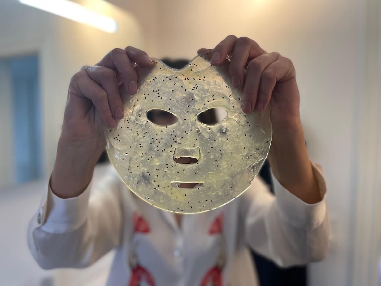 Comforth Mask Machine ansigtsmaskemaskine i hænder på badeværelse