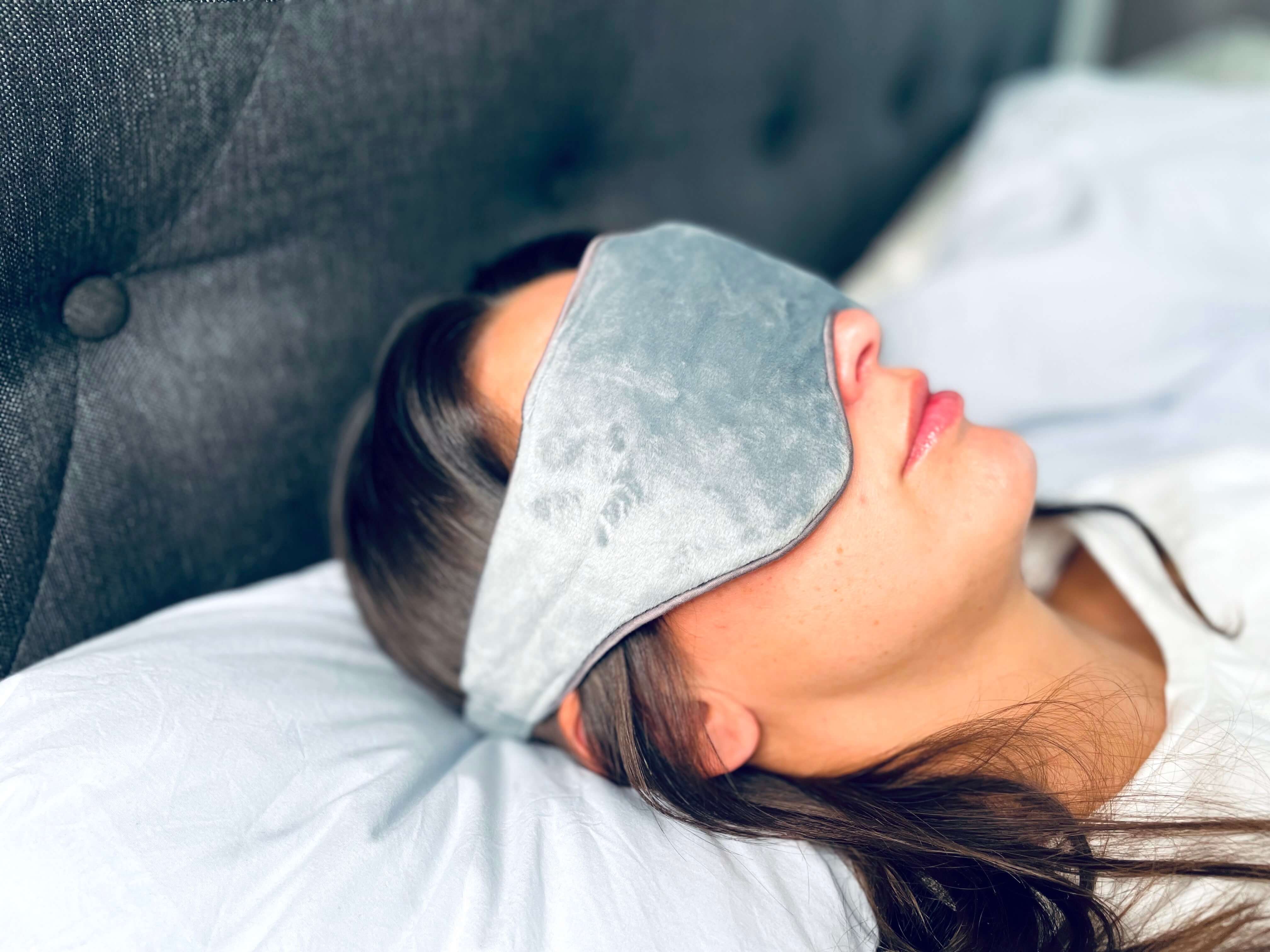 Comforth tyngdesovemaske på kvinde der ligger ned