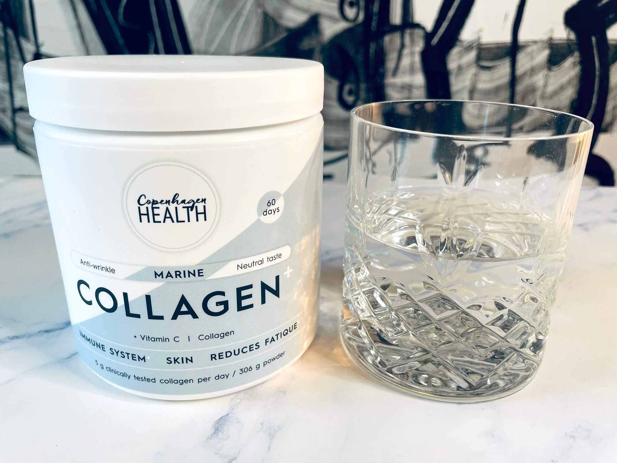 Copenhagen Health Marine Collagen+ (60 dage) ved siden af glas med vand
