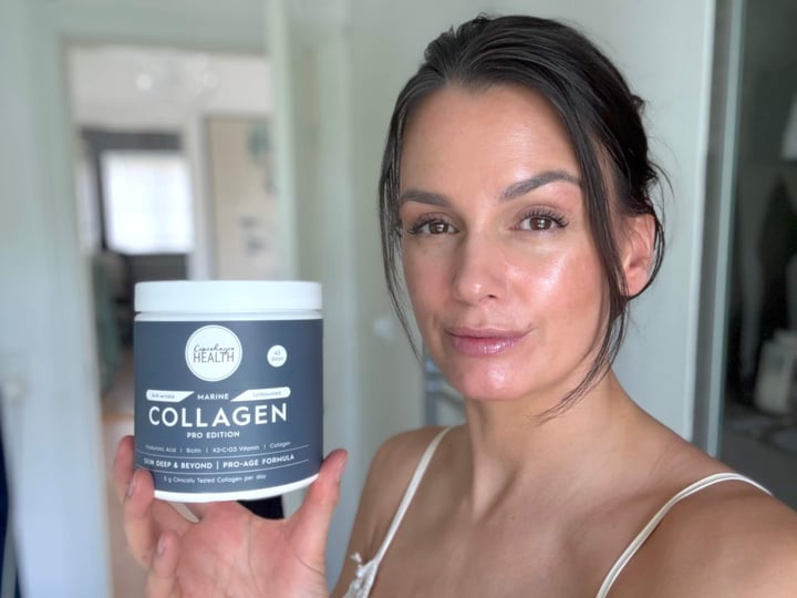Copenhagen Health Marine Collagen Pro Edition i hånd på kvinde
