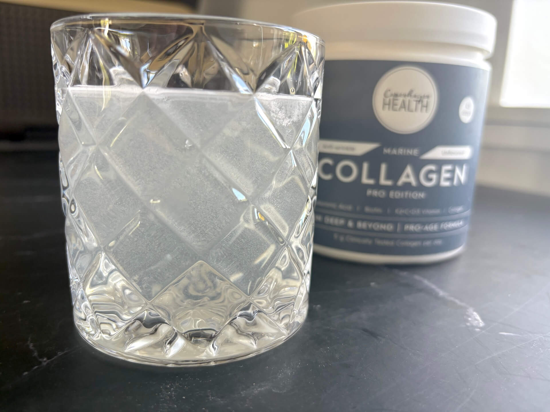 Copenhagen Health Marine Collagen Pro Edition rørt op i vand