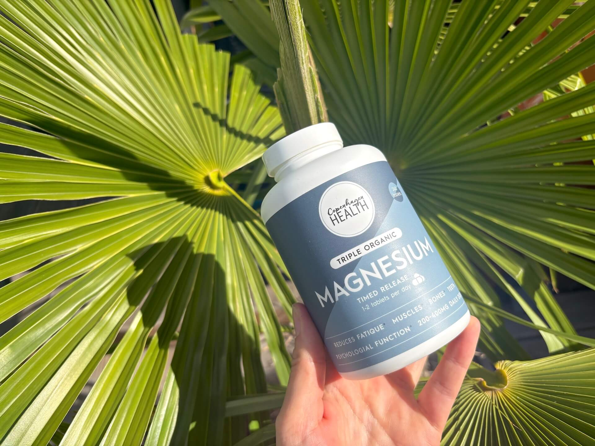 Copenhagen Health Triple Organic Magnesium i hånd over palme