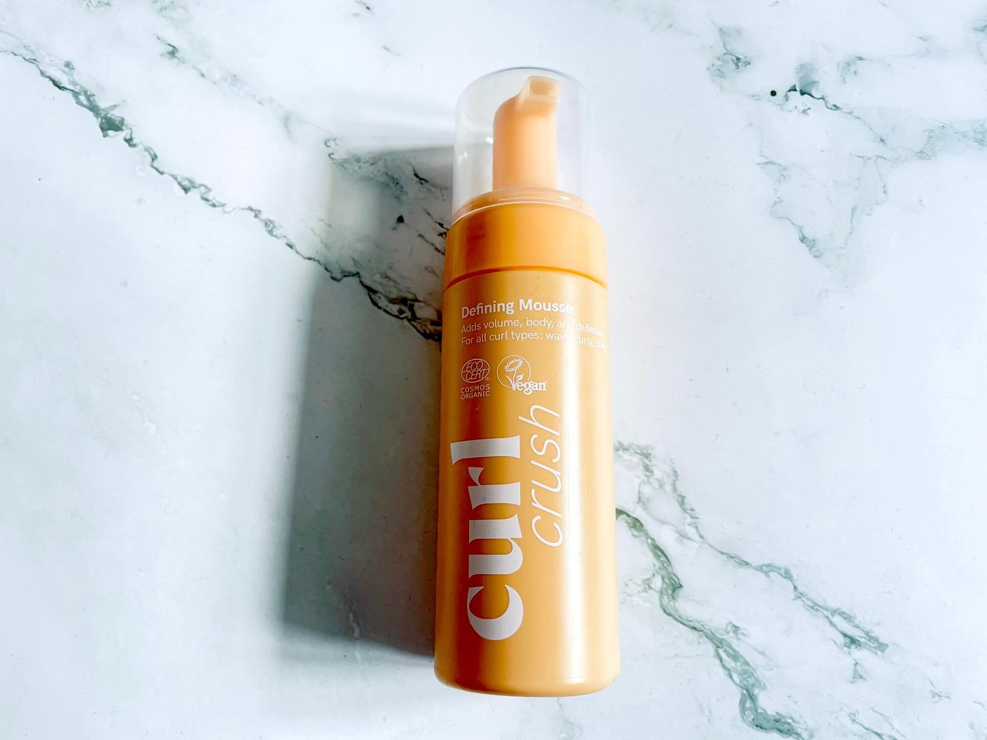 Curl Crush Defining Mousse fra Hairlust på bord