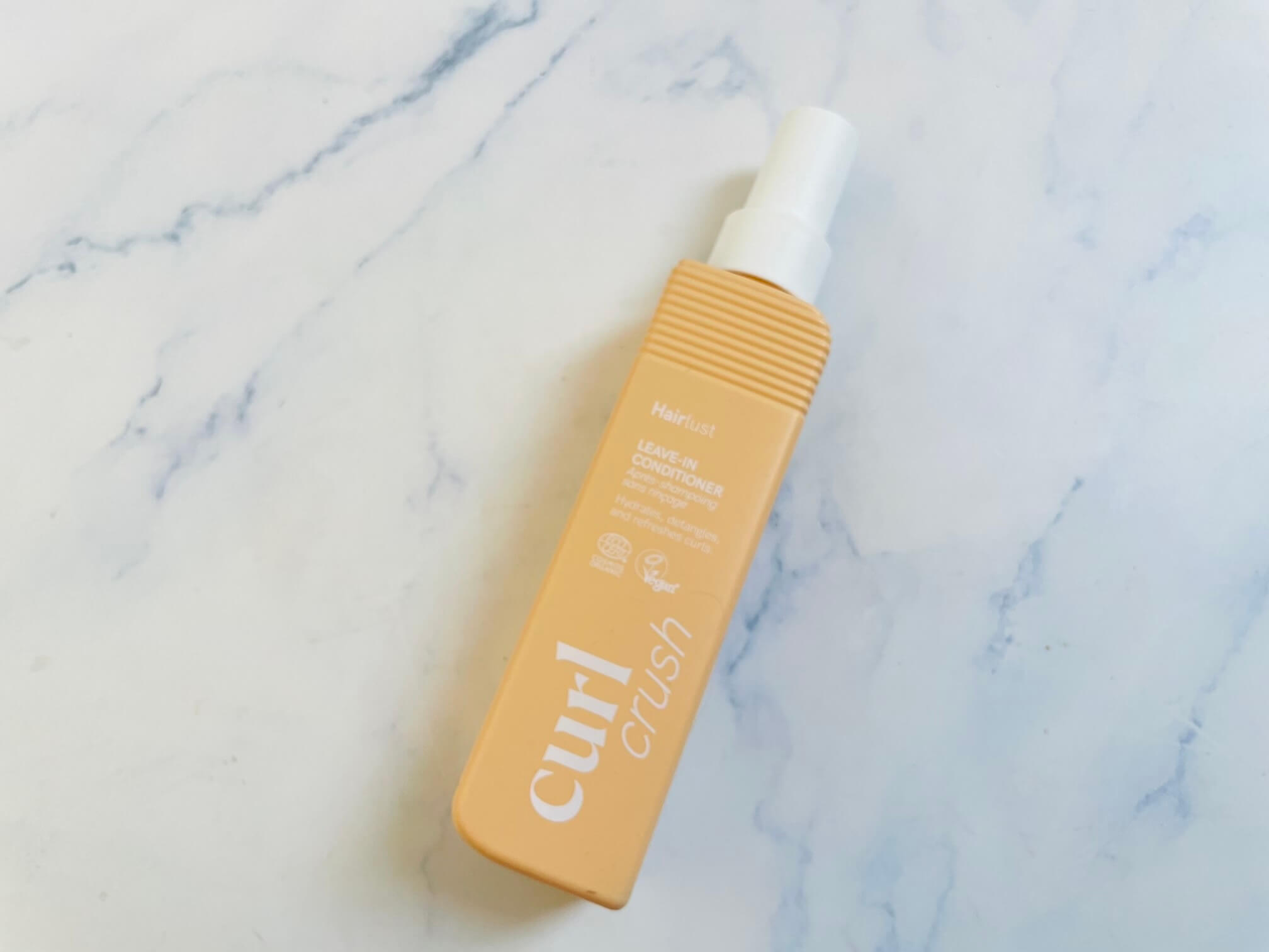 Curl Crush leave in conditioner fra Hairlust på bord