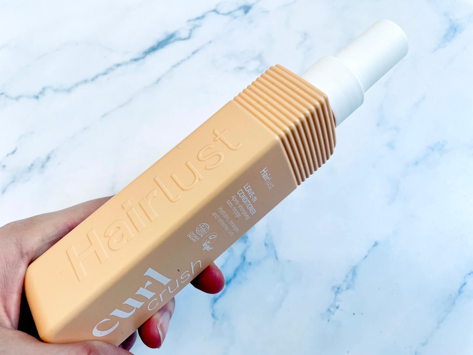Curl Crush leave in conditioner i hånd