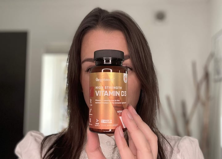D3-Vitamin 4000IU fra Weightworld foran kvinde
