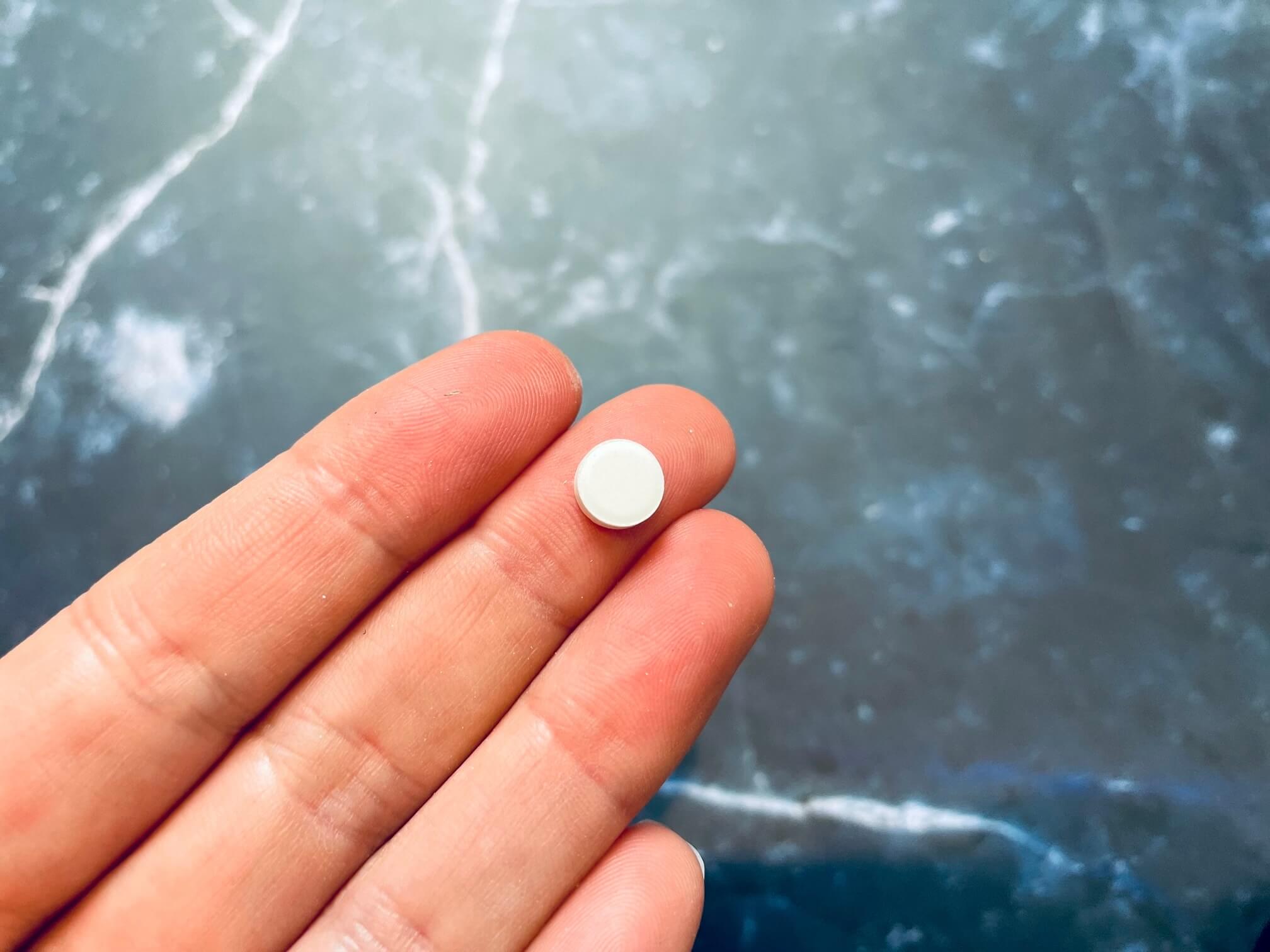 D3-Vitamin 4000IU tablet på finger