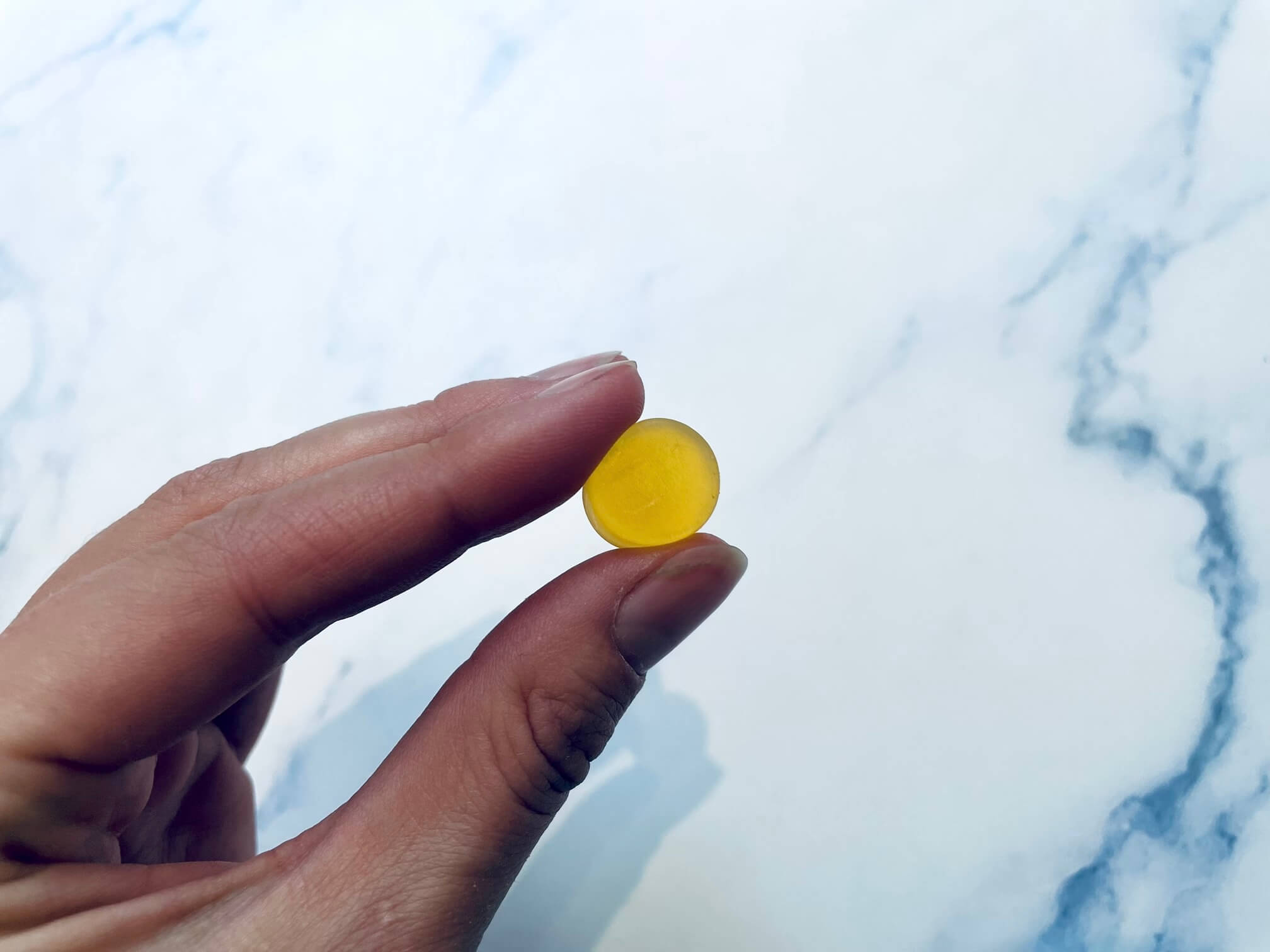 D3-Vitamin Gummies mellem to fingre