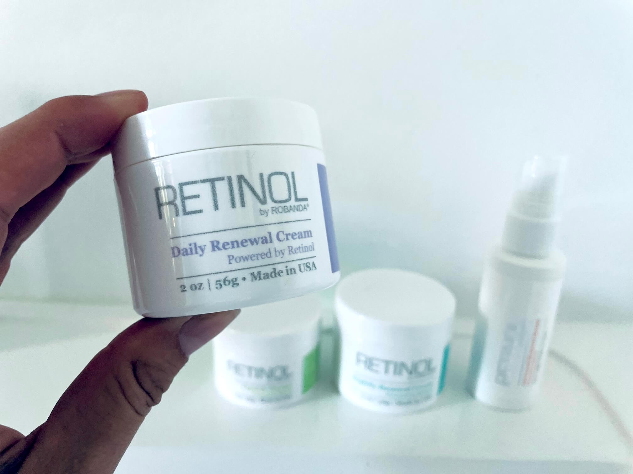 Daily Renewal dagcreme foran flere produkter fra Retinol By Robanda