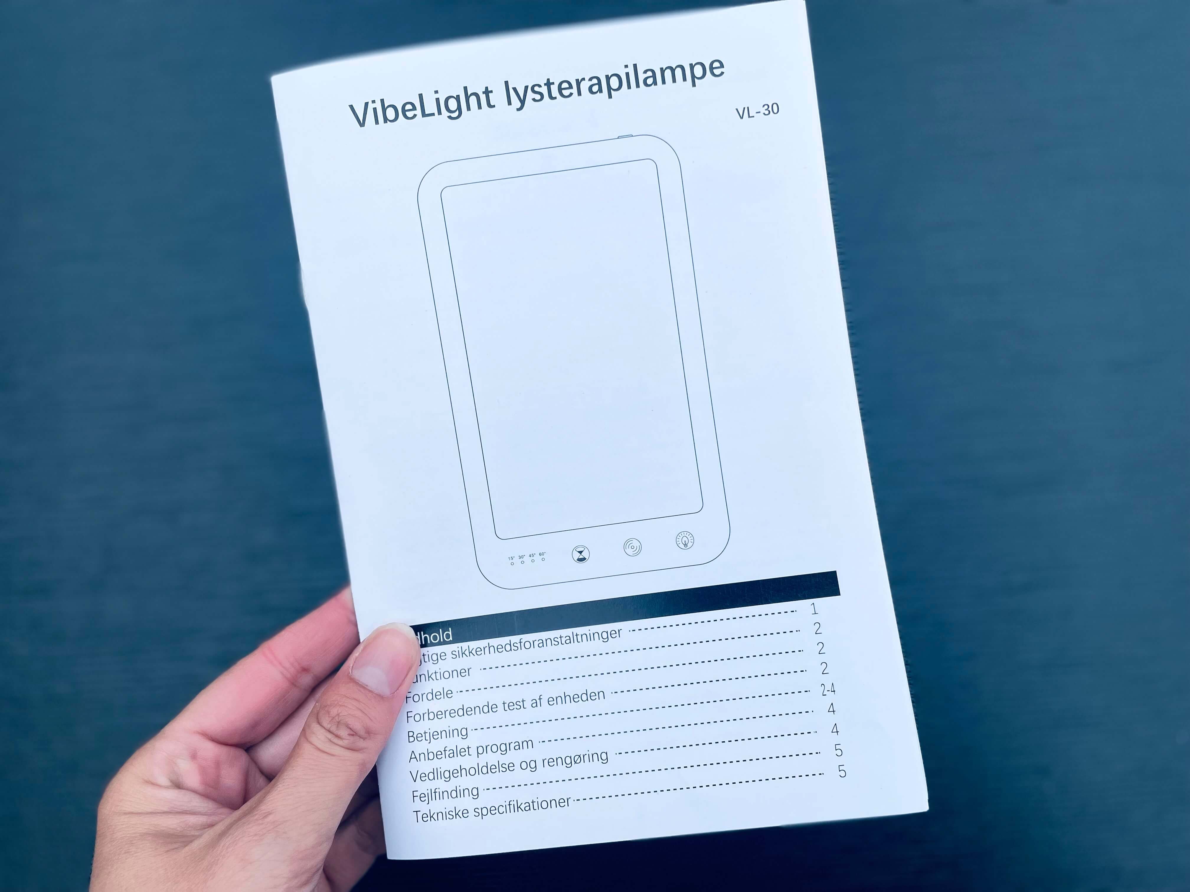 Dansk brugsanvisning til Vibelight lysterapilampe i hånd